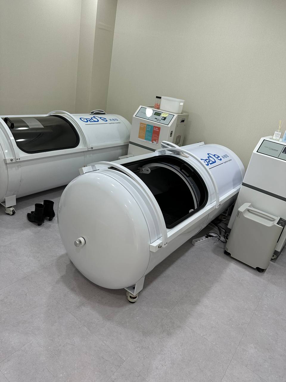 Hyperbaric oxygen chambers in the Banobagi recovery equipment room for post-operative aftercare
