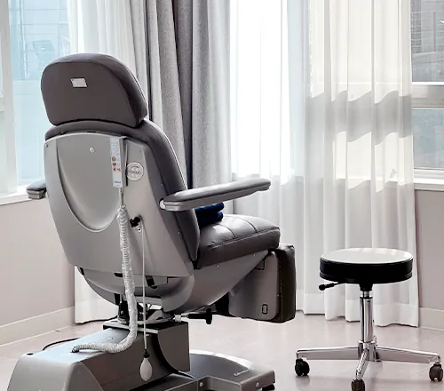Private treatment room with a procedure chair inside the Banobagi Lifting Lounge